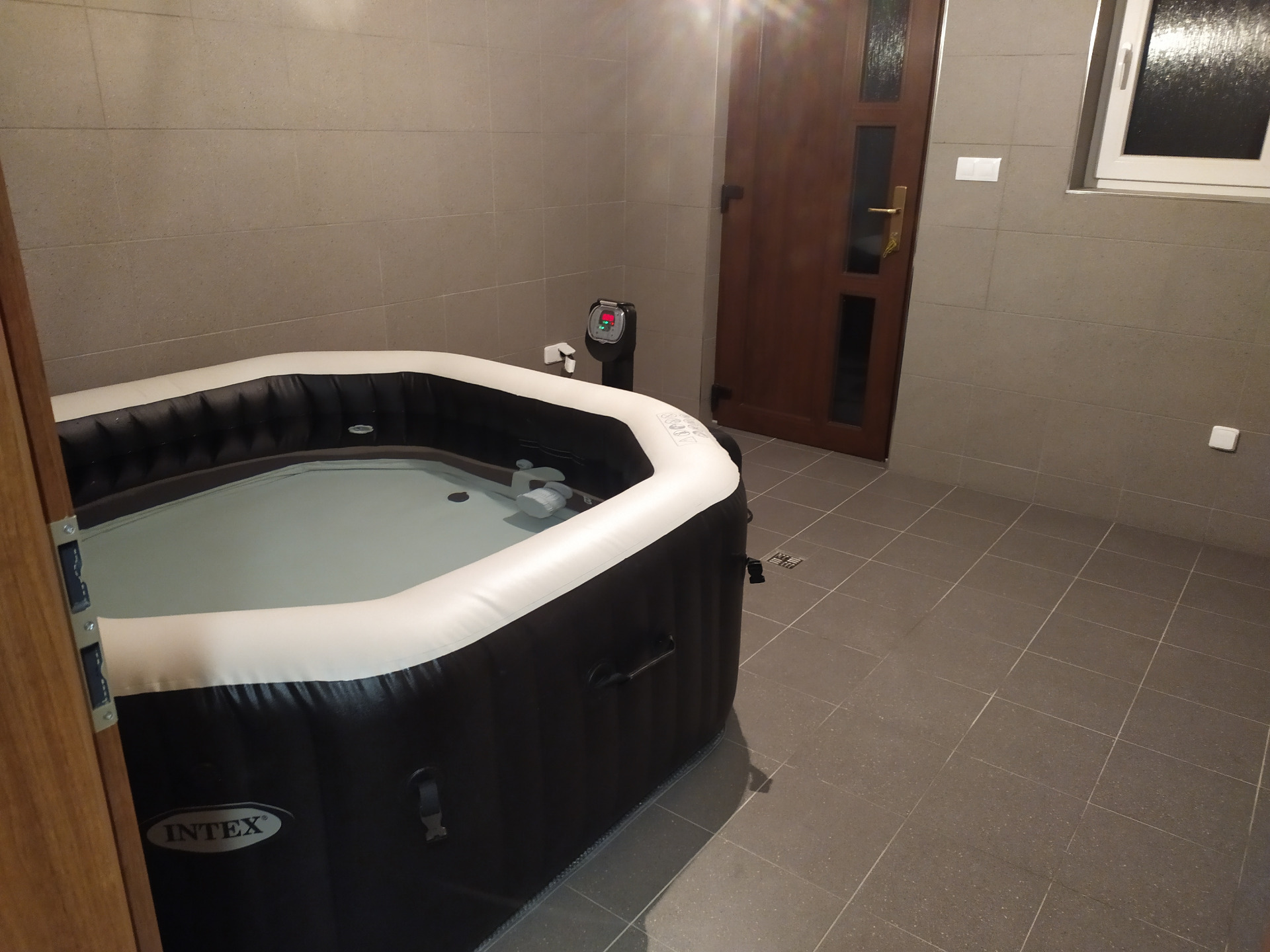 samostatná místnost s vířivkou