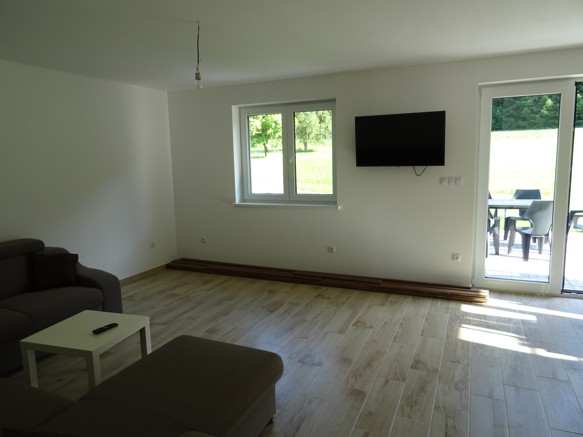 Obývací pokoj a východ na terasu